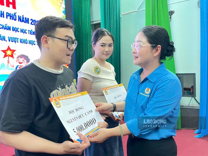 Bà Nguyễn Kim Loan - Phó Chủ tịch LĐLĐ TPHCM trao học bổng những sinh viên là con em công nhân vượt khó học giỏi. Ảnh: Đình Trọng
