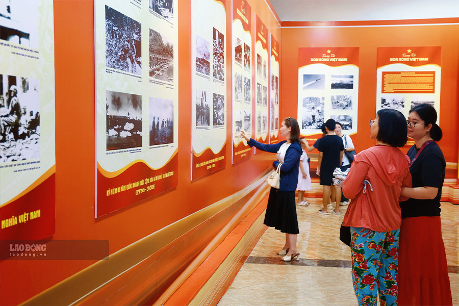 Triển lãm thu hút đông đảo người dân Thủ đô và du khách tới tham quan, tìm hiểu lịch sử trong những ngày nghỉ lễ.