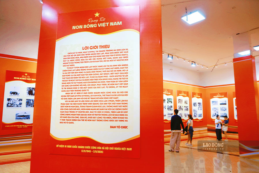 Triển lãm được chia thành 3 phần: “Hào khí mùa Thu lịch sử”, “Bảo vệ nền độc lập và thống nhất non sông”, “Việt Nam đổi mới, hội nhập và phát triển”. Qua đó phản ánh trọn vẹn từ mốc son lịch sử Mùa Thu năm 1945, các cuộc đấu tranh bảo vệ Tổ quốc cho đến thành tựu phát triển toàn diện của đất nước ngày nay.