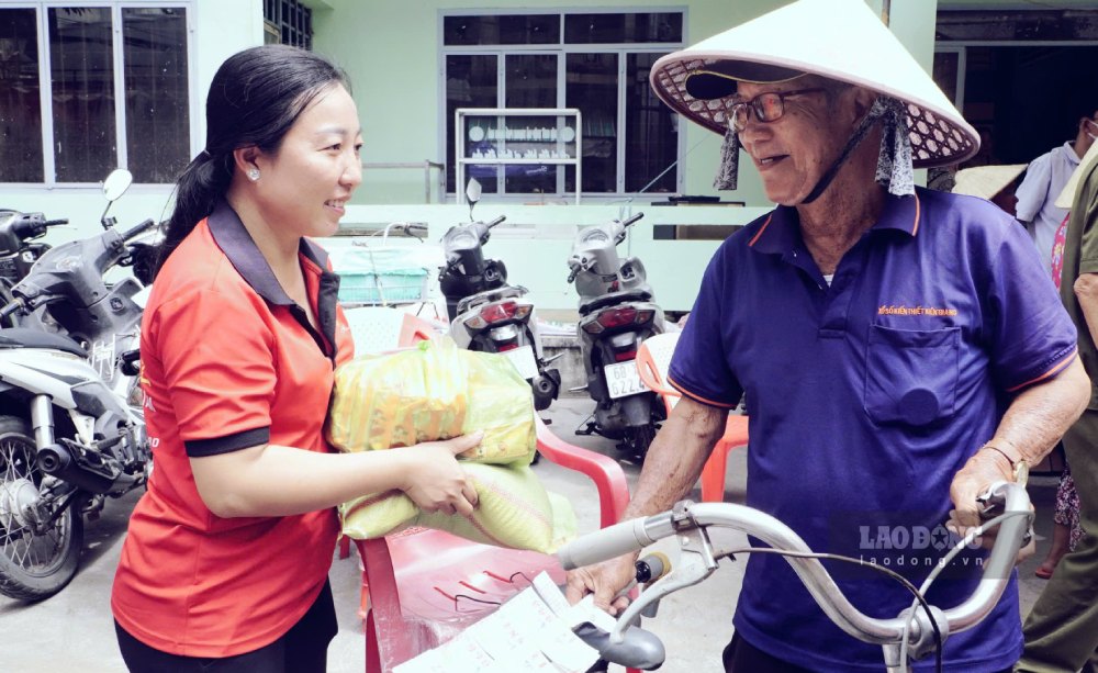 Chị Nguyễn Thúy Hằng trao quà cho những người lớn tuổi làm nghề bán vé số trên địa bàn phường Rạch Giá.