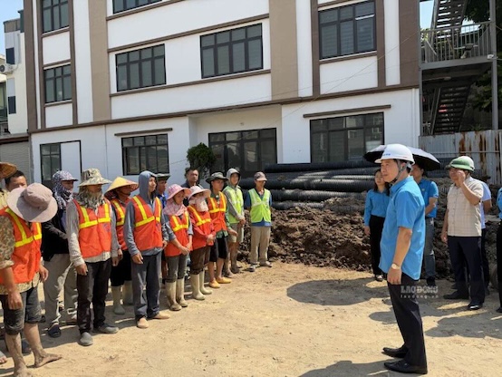 Trò chuyện với công nhân, ông Nguyễn Huy Khánh bày tỏ mong muốn mỗi người tiếp tục phát huy trách nhiệm, đảm bảo tiến độ công việc và đảm bảo an toàn vệ sinh lao động. Ảnh: Kiều Vũ