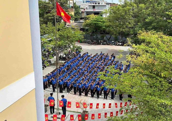 후에 청년들이 국경일에 깃발을 게양하고 선배 세대에게 감사를 표합니다. 사진: 후에시 청년 연맹.