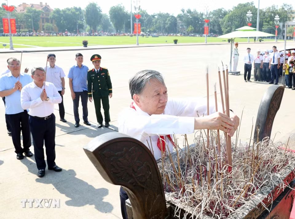 Tổng Bí thư, Chủ tịch nước Tô Lâm dâng hương tưởng nhớ Chủ tịch Hồ Chí Minh trước Lăng Bác. Ảnh: TTXVN