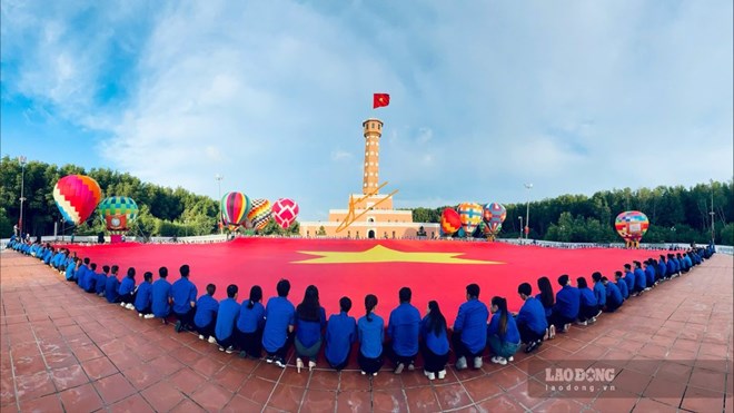 베트남에서 가장 큰 깃발이 까마우 닷무이에서 열린 국경일 깃발 게양식에 등장했습니다