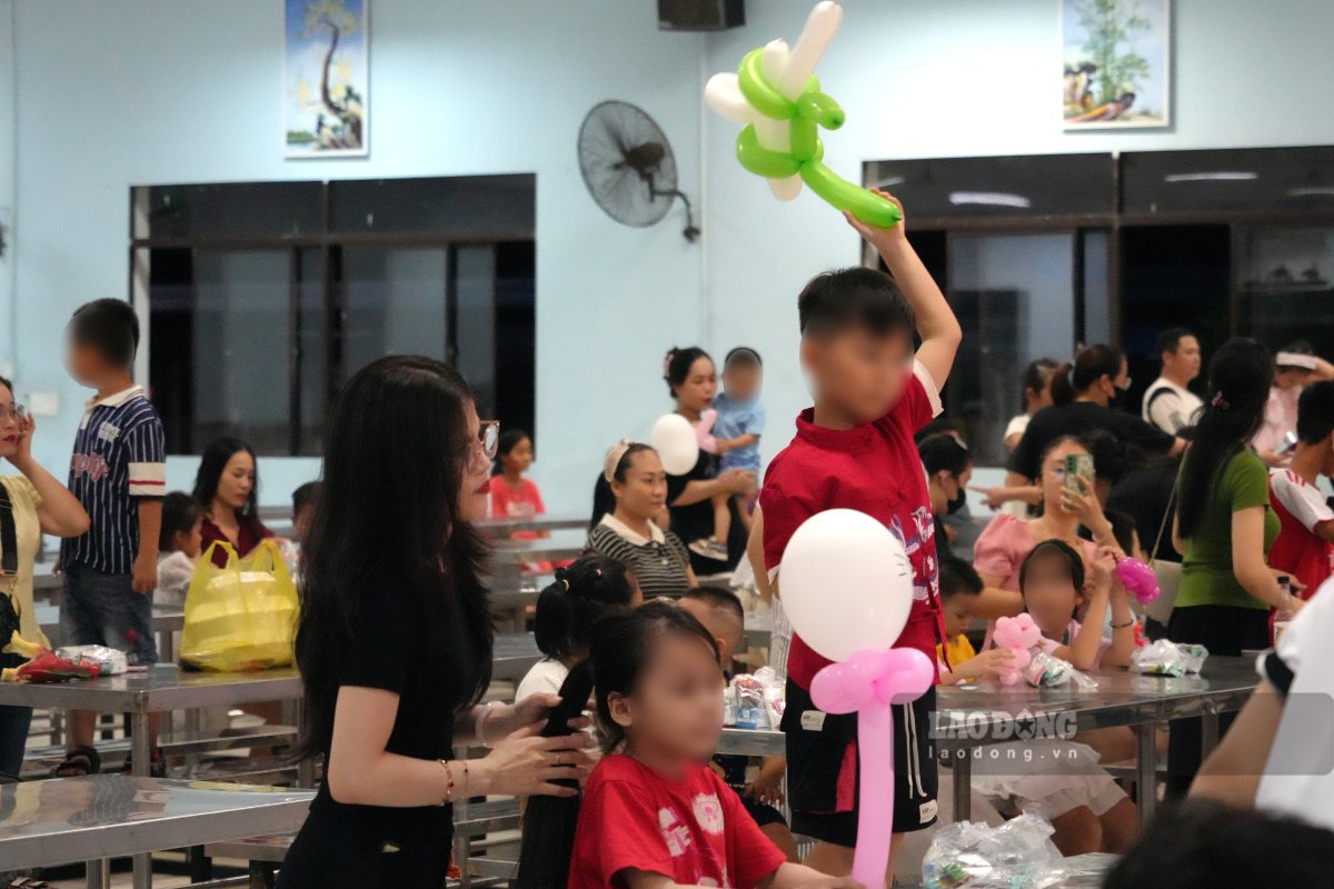 Các em thiếu nhi được nhận bong bóng tạo hình, bánh kẹo, hào hứng tham gia “Vui Tết Trung thu” tối 19.9. Ảnh: Thành An