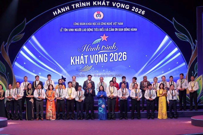 Bà Thái Thu Xương - Phó Chủ tịch Tổng Liên đoàn Lao động Việt Nam; ông Phạm Đức Long - Thứ trưởng Bộ Khoa học và Công nghệ, Chủ tịch Công đoàn Khoa học và Công nghệ Việt Nam trao biểu trưng cho bạn đồng hành tiêu biểu. Ảnh: Mạnh Nguyễn/CĐ Khoa học và Công nghệ Việt Nam