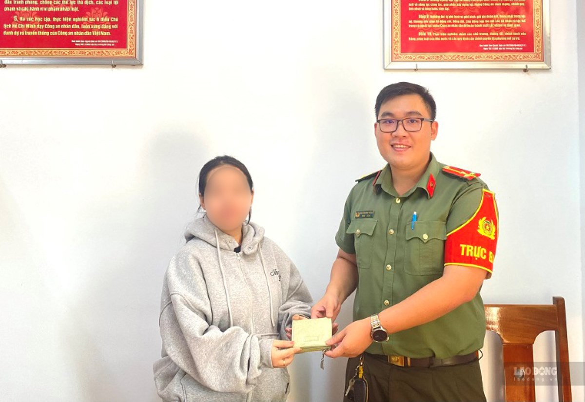 Nhặt được ví khi thu gom rác, người đàn ông nhờ công an tìm lại chủ nhân
