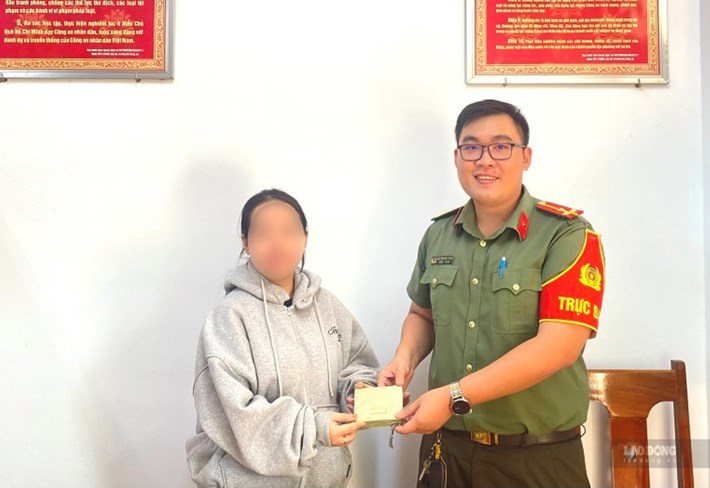 Người đánh rơi nhận lại chiếc ví của mình sau khi được công an xác minh, trao trả, ngày 19.9. Ảnh: Phạm Duy
