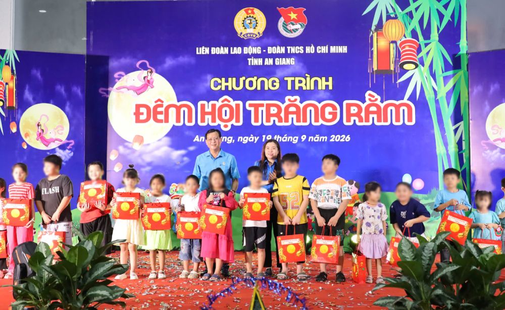 600 phần quà Trung thu trao cho con đoàn viên, người lao động An Giang
