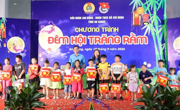 Tặng quà trung thu cho con đoàn viên, người lao động thuộc địa bàn phường Long Xuyên và các xã, phường lân cận. Ảnh: Quốc Việt/LĐLĐ An Giang
