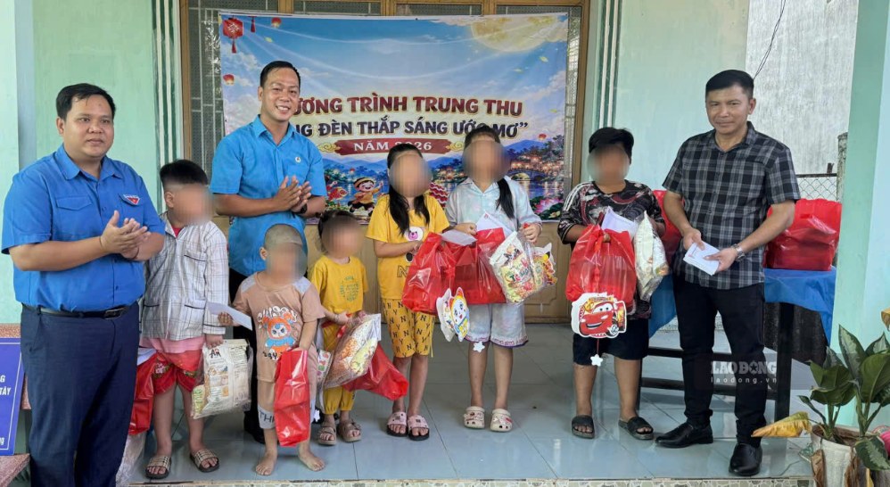 Quà Trung thu được trao đến các gia đình công nhân có hoàn cảnh khó khăn tại xã Phú Quới. Ảnh chụp ngày 20.9.2026 tại xã Phú Quới. Ảnh: Hoàng Lộc