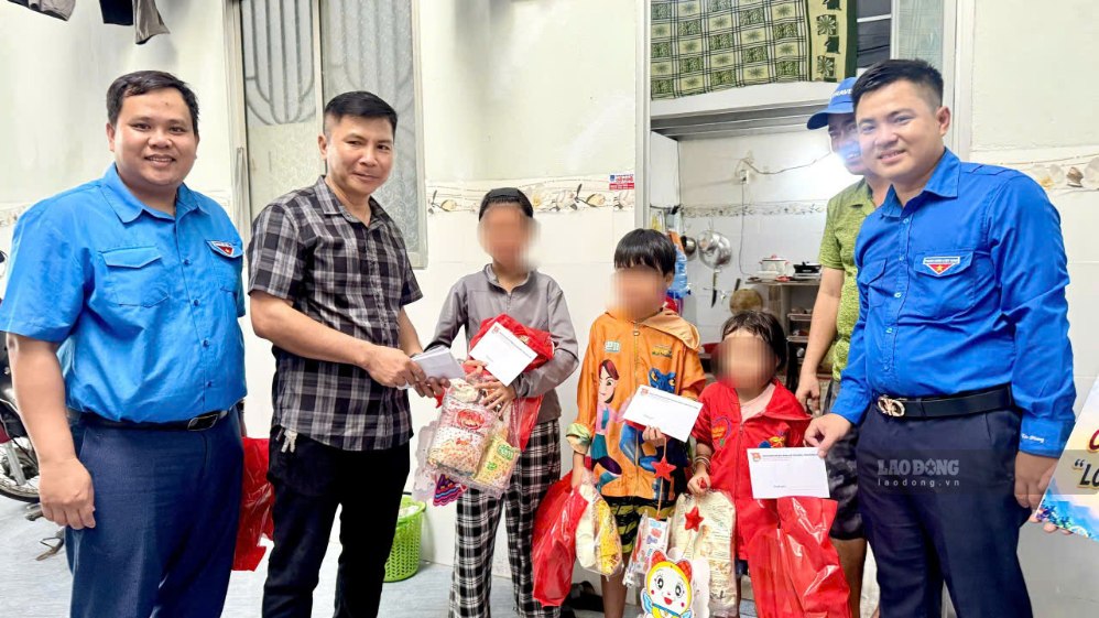 Hoạt động trao quà góp phần mang đến một mùa Trung thu ấm áp cho trẻ em là con công nhân. Ảnh chụp ngày 20.9.2026 tại nhà trọ công nhân xã Phú Quới. Ảnh: Hoàng Lộc