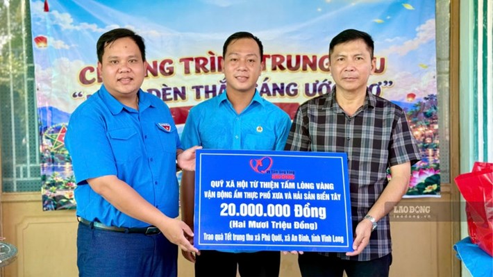 Quỹ Xã hội từ thiện Tấm lòng Vàng vận động 20 triệu đồng từ Ẩm thực Phố Xưa và Hải sản Biển Tây để trao quà Trung thu cho thiếu nhi khó khăn tại xã Phú Quới và An Bình. Ảnh chụp ngày 20.9.2026 tại xã Phú Quới. Ảnh: Hoàng Lộc