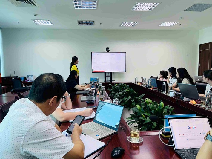 高平省劳动联合会领导、干部参加培训,体验人工智能技术。图片:高平省劳动联合会