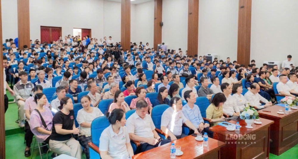 Đông đảo lao động tham gia phiên giao dịch việc làm ngày 20.9. Ảnh: Quỳnh Chi