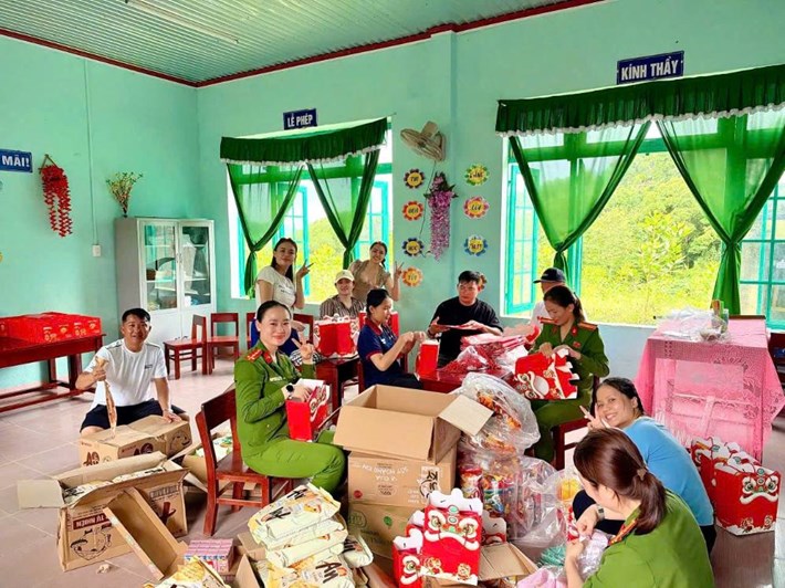 Cán bộ, chiến sĩ Công an xã Duy Xuyên và lực lượng đồng hành trao tận tay những phần quà "Trung thu cho em" đến thiếu nhi vùng cao Nóc Ông Xa. Ảnh: Công an Đà Nẵng