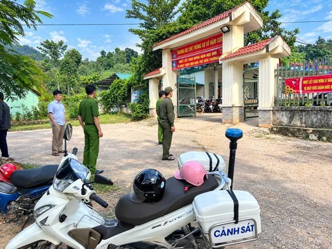 基层安全秩序保护小组参与保障学校门口的安宁秩序。图片:南 Cuổi 社公安