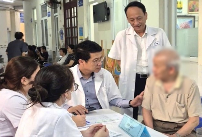 硕士、医生阮国俊——河内市纸桥坊卫生站站长,在检查中。人物照片提供