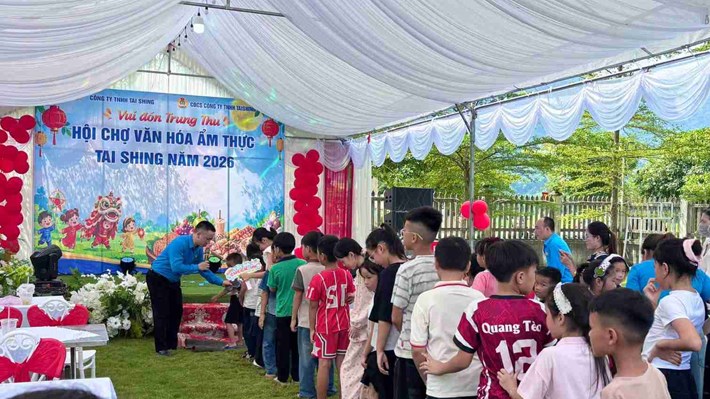 Đoàn viên, người lao động cùng người thân tham gia các hoạt động vui đón Trung thu. Ảnh: LĐLĐ Tuyên Quang
