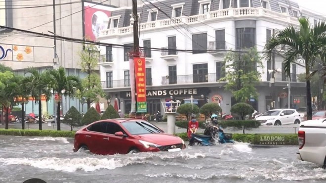 Doanh nghiệp bị ngập lụt và các loại thiên tai khác ảnh hưởng trực tiếp và nghiêm trọng đến hoạt động sản xuất, kinh doanh mà chưa đóng BHYT thì không bị coi là trốn đóng BHYT. Ảnh: Trần Lâm