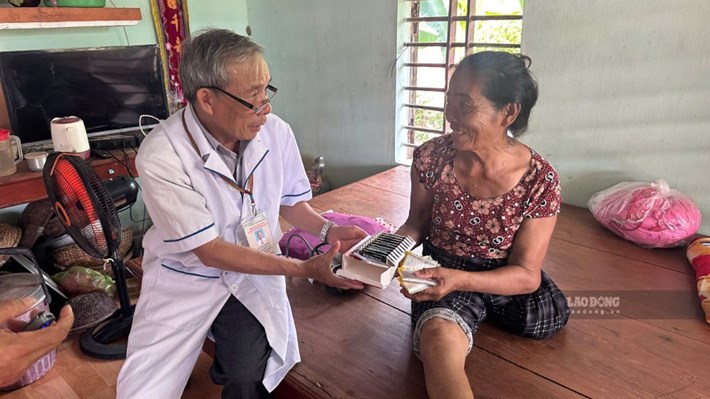 Y sĩ Võ Tấn Danh - Phó Trưởng khoa Khám, chữa bệnh Trạm Y tế xã Đông Sơn, tỉnh Quảng Ngãi - đến tận nhà khám chữa bệnh cho người bệnh đi lại khó khăn. Ảnh: Viên Nguyễn
