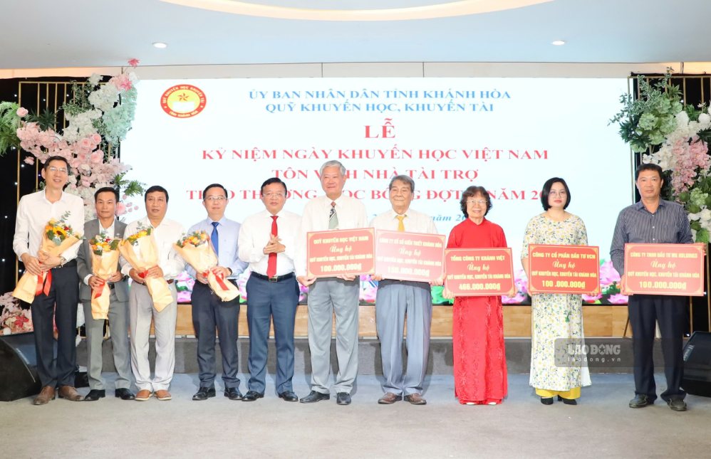 Khánh Hòa trao hơn 2,2 tỉ đồng học bổng cho học sinh, sinh viên