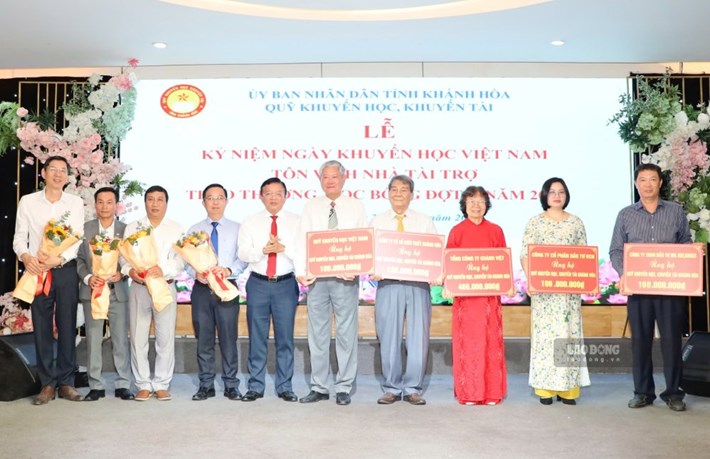 Phó Chủ tịch UBND tỉnh Khánh Hòa tặng hoa tri ân các đơn vị đã ủng hộ cho hoạt động khuyến học, khuyến tài tiếp sức đến trường cho học sinh, sinh viên ngày 20.9. Ảnh: Phương Linh