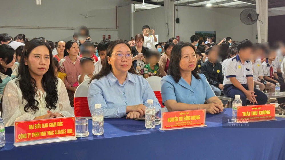 Bà Thái Thu Xương - Phó Chủ tịch Tổng Liên đoàn Lao động Việt Nam dự Đêm hội Trăng Rằm năm 2026 tại Vĩnh Long. Ảnh chụp ngày 20.9.2026 tại “Đêm hội Trăng Rằm“. Ảnh: Hoàng Lộc