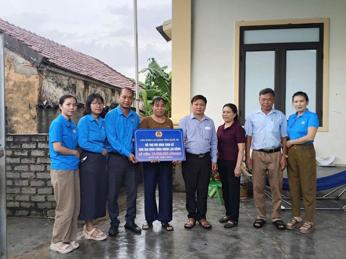 Công đoàn trao 2 mô hình sinh kế hỗ trợ cho đoàn viên khó khăn. Ảnh: Công đoàn Nghệ An