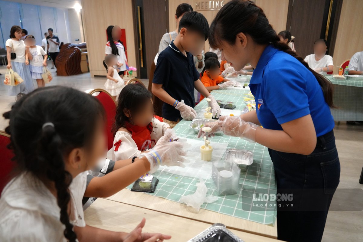 Các em thiếu nhi được hướng dẫn tự làm bánh Trung thu trong chương trình tối 20.9. Ảnh: Thành An