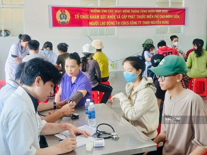 Đoàn viên, người lao động ở Đắk Lắk được chủ doanh nghiệp tổ chức khám sức khỏe định kỳ vào tháng 5.2026. Ảnh: Long Du