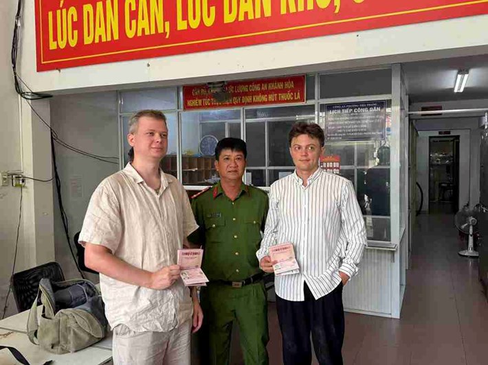 Cơ quan chức năng trao trả tài sản thất lạc cho công dân. Ảnh: Công an phường Nha Trang (chụp 9.2026)