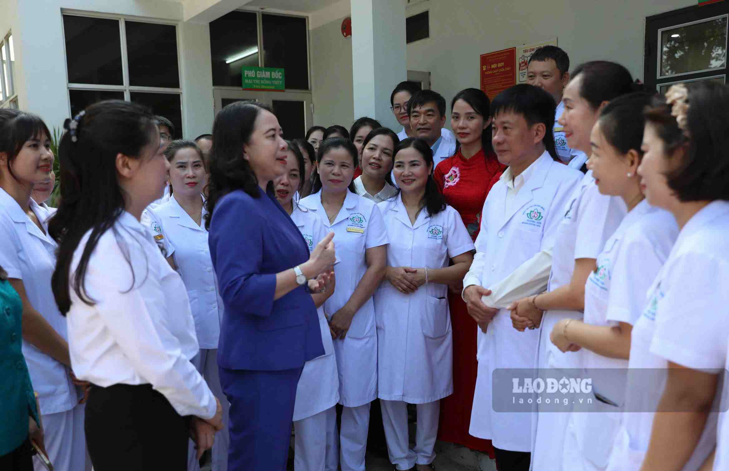 Phó Chủ tịch nước Võ Thị Ánh Xuân nói chuyện với các y bác sĩ Bệnh viện Phục hồi chức năng tỉnh Tuyên Quang. Ảnh: Quang Cường.