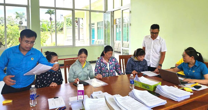Funcionarios del Sindicato de Da Nang guían a los trabajadores de Minh Hoang 2 Garment Co., Ltd. para completar los expedientes para demandar a la empresa para reclamar sus derechos. Foto: Sindicato de Da Nang