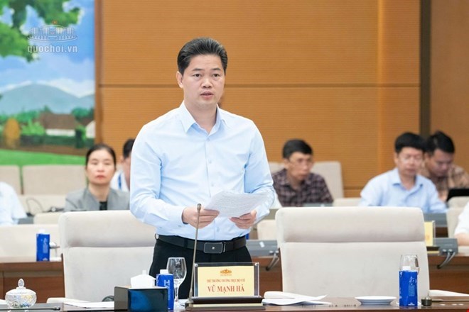 Ủy viên Dự khuyết Trung ương Đảng, Thứ trưởng Thường trực Bộ Y tế Vũ Mạnh Hà trình bày tờ trình dự án Luật sửa đổi, bổ sung một số điều của Luật Phòng, chống tác hại của thuốc lá. Ảnh: Quochoi.vn