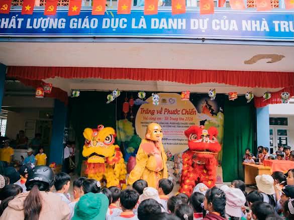 La policía comunal en Khanh Hoa trae el Festival del Medio Otoño a 600 niños