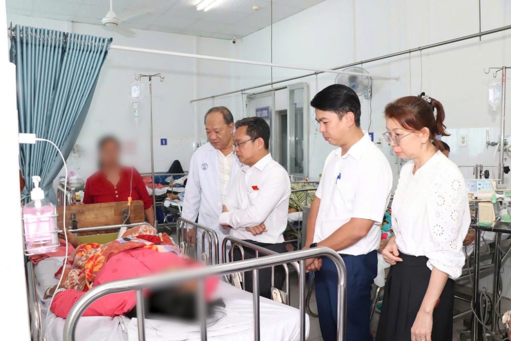 Ciudad Ho Chi Minh visita y anima a las víctimas aplastadas por ramas de árboles rotas