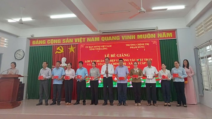 Clase de capacitación profesional sobre el trabajo del Frente a nivel comunal fase 1. Foto tomada en septiembre de 2026 en la Escuela Política Pham Hung. Foto: Comité del Frente de la Patria de Vietnam de la provincia