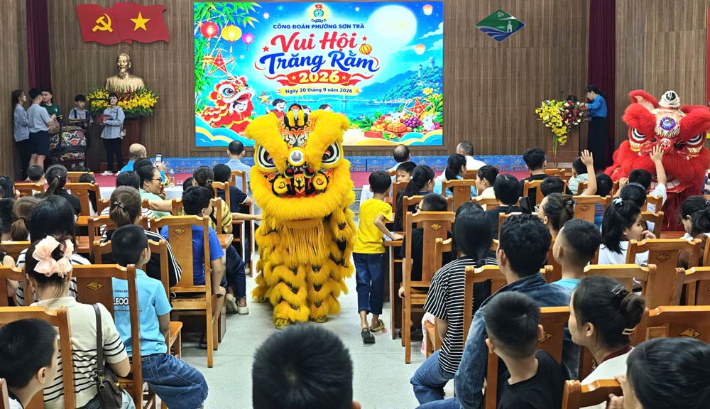 El sindicato del barrio de Son Tra, Da Nang, entrega 218 regalos del Festival del Medio Otoño a los hijos de miembros del sindicato en dificultades