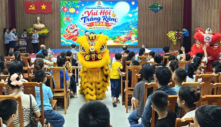 El Sindicato del barrio de Son Tra, Da Nang, entrega 218 regalos del Festival del Medio Otoño a los hijos de los miembros del sindicato y trabajadores en dificultades. Foto: Sindicato de Son Tra