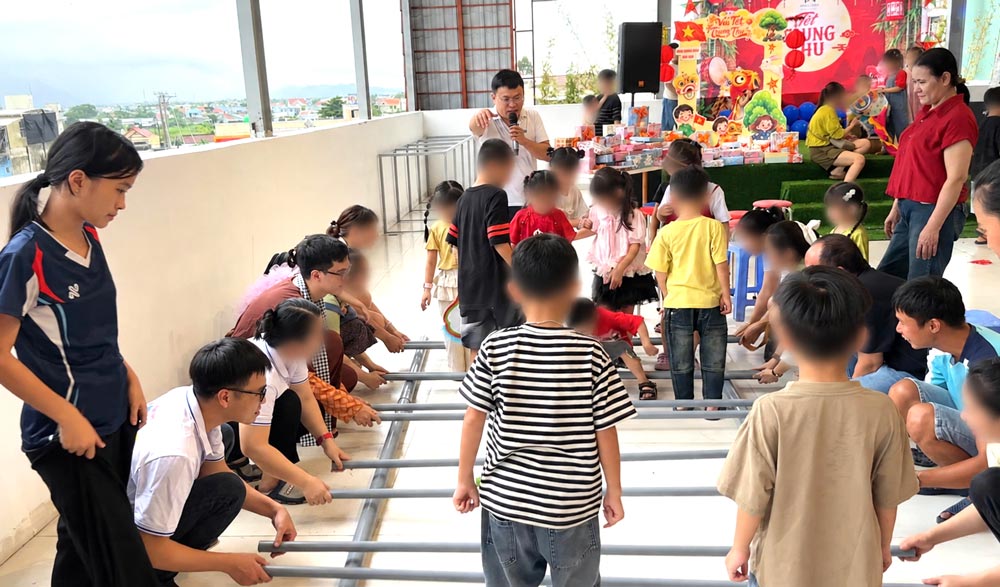 CĐCS Công ty TNHH Phòng khám Đa khoa Đồng Nhân phối hợp với lãnh đạo đơn vị tổ chức chương trình vui Tết Trung thu, trao 90 suất quà cho con đoàn viên, người lao động đến lớp 9 và tổ chức nhiều hoạt động vui chơi dành cho các em. Ảnh: Công đoàn Nam Phước