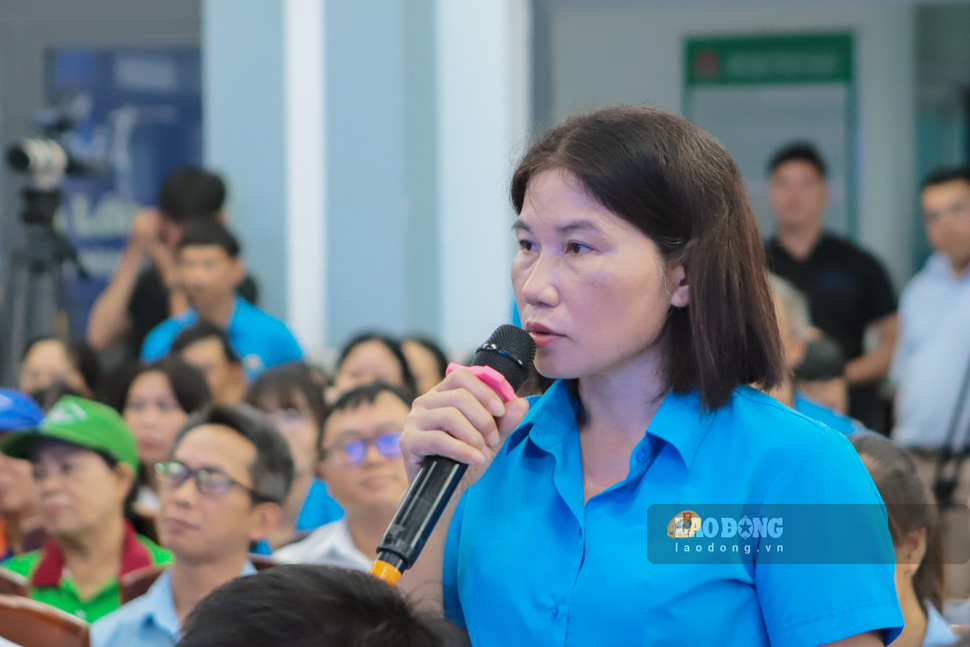 Bà Màu Thị Quảng kiến nghị tại diễn đàn (chụp ngày 21.9). Ảnh: Hoài Phương