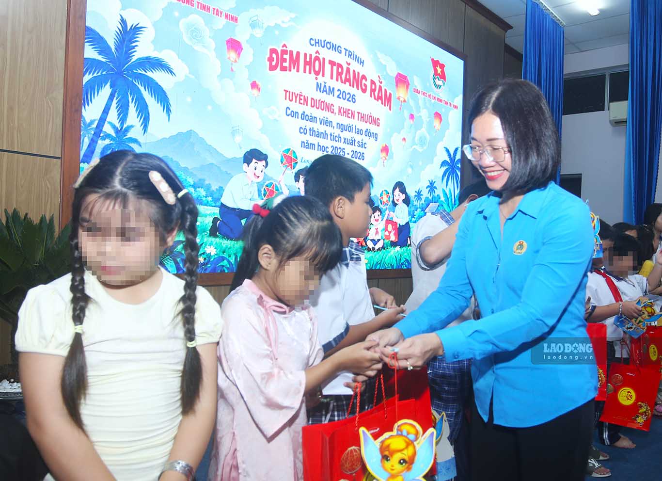 Bà Phạm Thị Quyên trao quà Trung thu cho các em học sinh ở phường Long An tối ngày 21.9. Ảnh: Huỳnh Du
