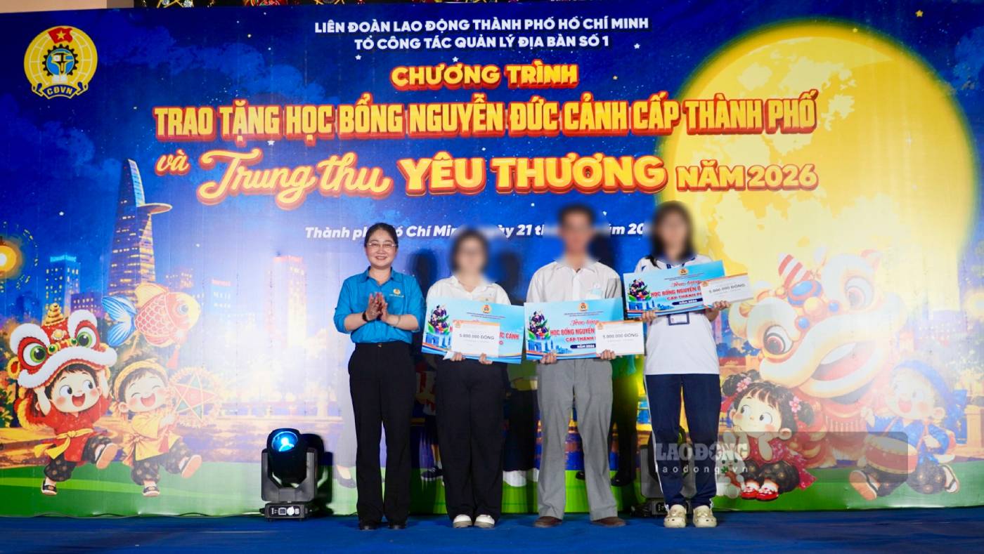 Các học sinh nhận học bổng là những em có hoàn cảnh khó khăn, nỗ lực vượt khó trong học tập. Ảnh: Mai Anh.