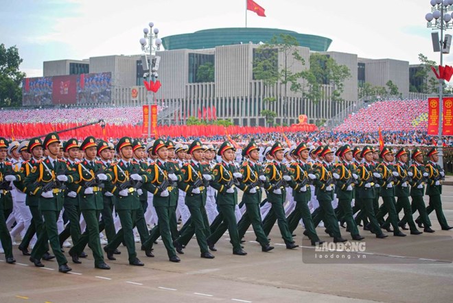 党創立100周年記念式典で軍事パレード、行進を実施