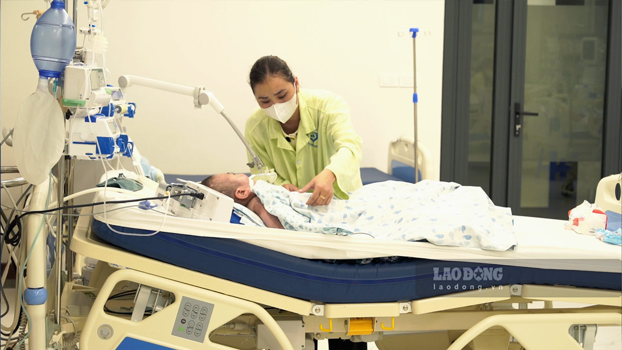 LD26223: Larmes d'une mère élevant un enfant atteint de paralysie cérébrale, espérant seulement avoir de l'argent pour continuer à soigner son enfant