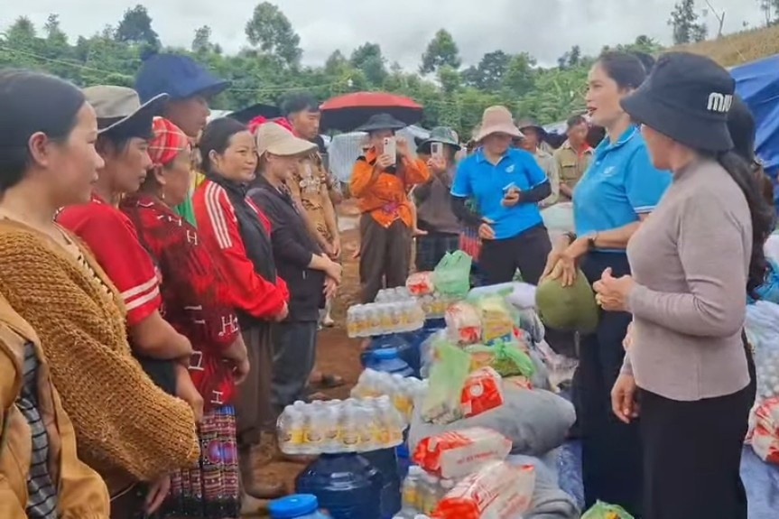 Hội LHPN tỉnh Lâm Đồng trao quà hỗ trợ cho người dân thôn Đắk Snao (xã Quảng Sơn). Ảnh chụp chiều 21.9 (Ảnh: Nhật Quỳnh) 