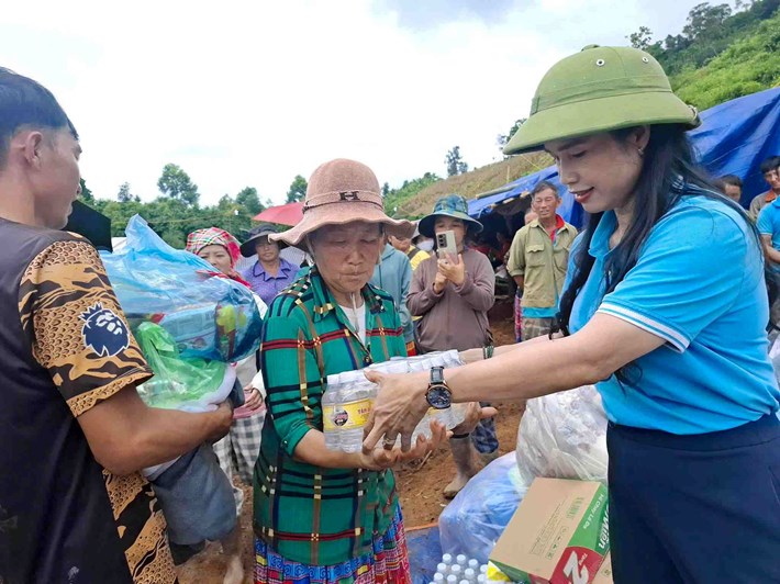 Bà H'Vi Êban - Phó Chủ tịch Ủy ban MTTQ Việt Nam tỉnh, Chủ tịch Hội LHPN tỉnh Lâm Đồng - trao quà hỗ trợ người dân thôn Đắk Snao. Ảnh: Nhật Quỳnh