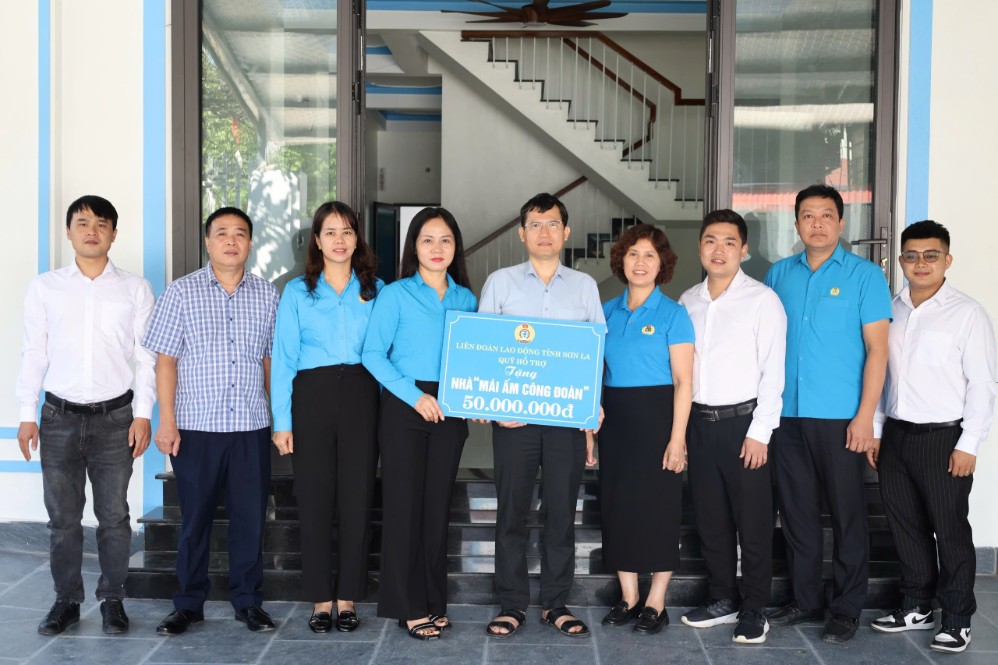 Remise de fonds pour soutenir la construction de maisons "Toit syndical" à Sơn La