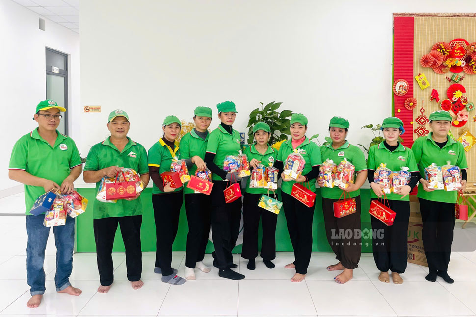 工会向工人赠送了72份中秋节礼物